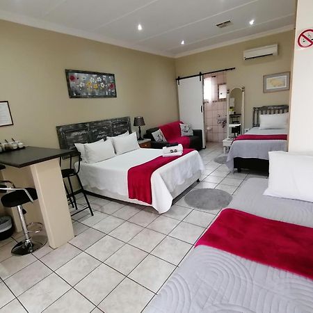 Tehillah Guesthouse Upington Esterno foto