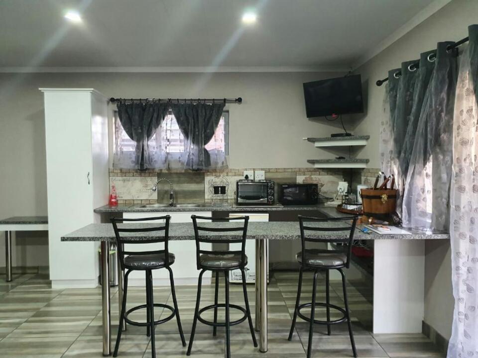 Tehillah Guesthouse Upington Esterno foto