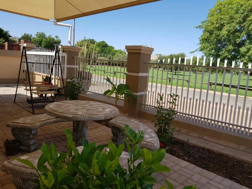 Tehillah Guesthouse Upington Esterno foto